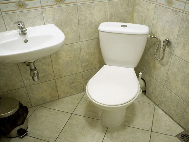 トイレの水漏れを「パテ」で修理する